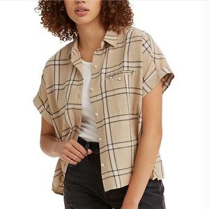 Levi Ariana boxy button up